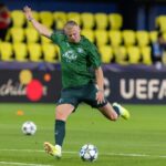 Erling Haaland trenira na fudbalskom terenu tokom zagrevanja pred utakmicu