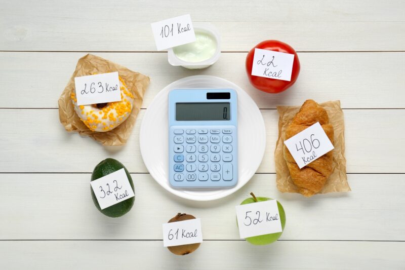 Kalorijski deficit ili suficit: šta se menja kada želimo manje kilograma ili veću mišićnu masu