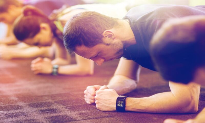 Grupni plank trening u teretani